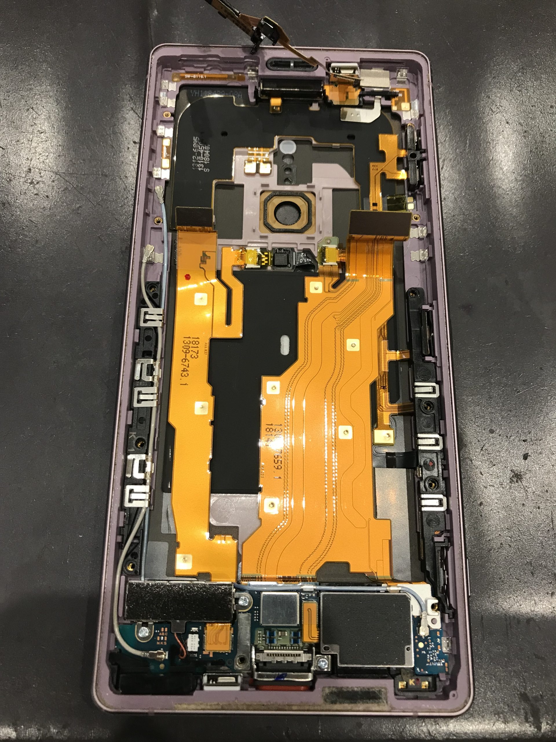 スマホ修理 XperiaXZ2(SO-03K) 上部基板までの外し方